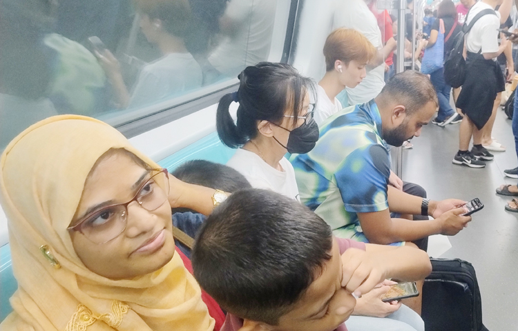 প্রতিদিন ভোর থেকে মধ্যরাত পর্যন্ত হাজার হাজার যাত্রী আসা-যাওয়া করেন বাস ও ট্রেনে। সেখানকার বেশিরভাগ বাস দ্বিতল। পুরো সিঙ্গাপুর শহরের বিভিন্ন রুটে সড়কে চলছে নানা বাস। নির্দিষ্ট বাসস্ট্যান্ড থেকে যাত্রীরা উঠে কর্মস্থলে যাওয়া-আসা করেন। ছবি: এম মাঈন উদ্দিন