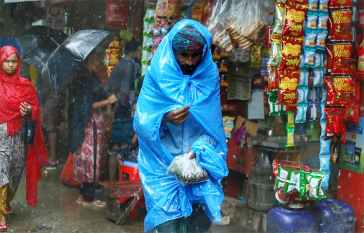 মাথায় গামছা এবং শরীরে জড়ানো পলিথিন। হাতে কিছু বাজার। এই বৃষ্টিতেও যেন তার ঘরে ফেরার তাড়া। এই গুঁড়া মাছ এবং পান নিয়ে তাকে সময়মতো পৌঁছতেই হবে। ছবি: মাহবুব আলম