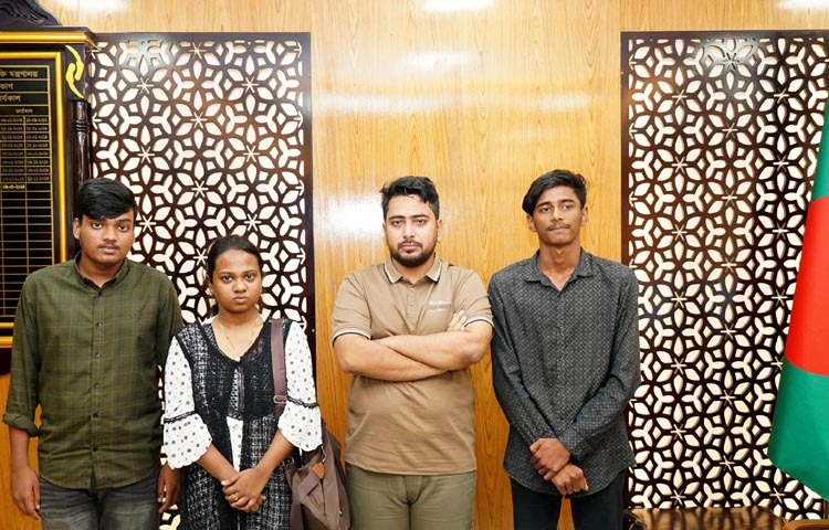 ডাক, টেলিযোগাযোগ ও তথ্যপ্রযুক্তি উপদেষ্টা মো. নাহিদ ইসলামের সাথে আজ মন্ত্রণালয়ে তাঁর অফিসকক্ষে বৈষম্যবিরোধী ছাত্র আন্দোলনে শহীদ পরিবারের সদস্যরা সাক্ষাৎ করেন। ছবি: পিআইডি