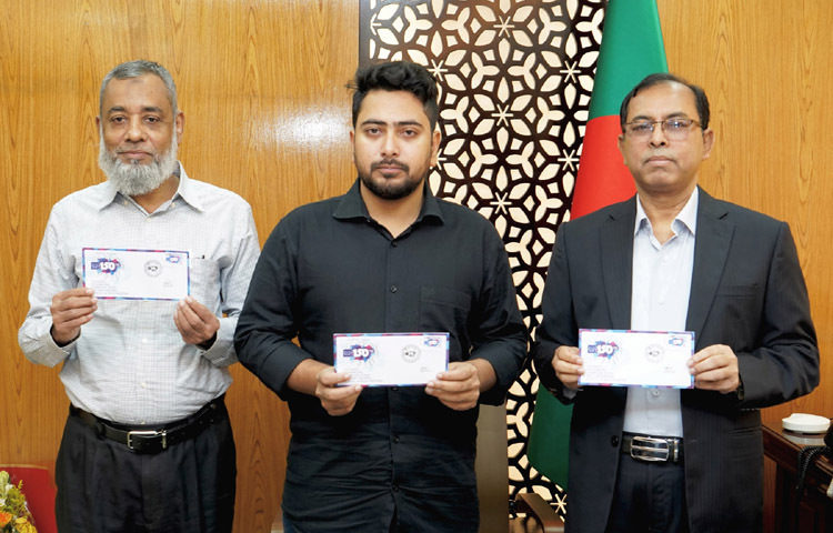 ডাক, টেলিযোগাযোগ ও তথ্যপ্রযুক্তি উপদেষ্টা মো. নাহিদ ইসলাম আজ মন্ত্রণালয়ে তার অফিসকক্ষে বিশ্ব ডাক দিবস উপলক্ষে ১০ টাকা মূল্যমানের স্মারক ডাকটিকিট ও ১০ টাকা মূল্যমানের উদ্বোধনী খাম অবমুক্ত করেন। ছবি: পিআইডি
