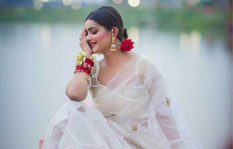 ডিজাইনার সাফিয়া সাথীর সাদা শিয়ার ফেব্রিকের শাড়িতে স্নিগ্ধ তিশা। ছবি: ফেসবুক থেকে