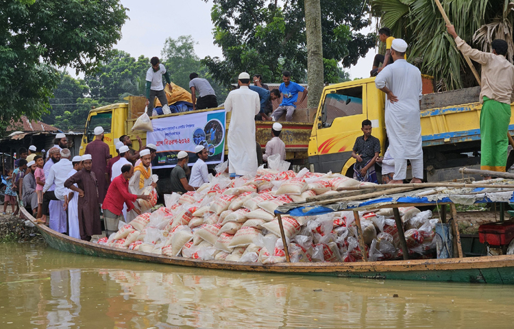 ময়মনসিংহের হালুয়াঘাটে পিকআপ ভ্যান থেকে নৌকায় উঠছে ত্রাণ। তারপর যাবে দুর্গতদের ঘরে। এরপর বন্যা পরিস্থিতি পর্যবেক্ষণের পর পরবর্তী পদক্ষেপ নেওয়া হবে। ছবি: ফেসবুক থেকে নেওয়া
