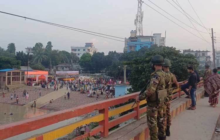 উৎসবে যেন কোনো বিশৃঙ্খলা না হয় সে বিষয়ে সর্তক অবস্থানে ছিলেন আইন-শৃঙ্খলা বাহিনীর সদস্যরা। ছবি: এন কে বি নয়ন