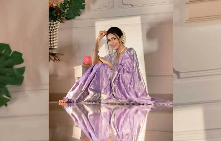 লাক্স সুন্দরী তার সোশ্যাল হ্যান্ডেলে শেয়ার করেছেন বেশকিছু ছবি। তাতেই আটকে গেছে ভক্ত-অনুরাগীদের চোখ। ছবি: ফেসবুক থেকে