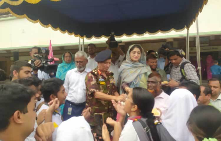 ফল ঘোষণার সঙ্গে সঙ্গেই তাদের উচ্ছ্বাস যেন রূপ নেয় বাঁধভাঙা জোয়ারে। শিক্ষার্থীদের পাশাপাশি অভিভাবক ও শিক্ষকরাও শরিক হন সেই আনন্দে। ছবি: সামিউর রহমান সাজ্জাদ