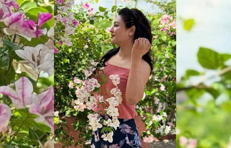 সাদামাটা পোশাকেও দারুণ লাগছে অভিনেত্রীকে। ছবি: ফেসবুক থেকে