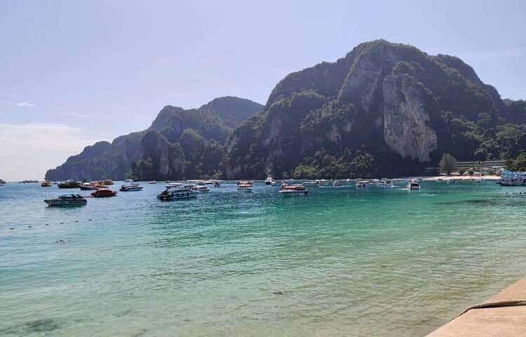 ব্যাংকক শহর থেকে গাড়িযোগে দুই ঘণ্টার যাত্রাপথও যেন পর্যটন স্পট। সুবিশাল সড়ক, একপাশে সবুজ শ্যামল পাহাড় অন্যপাশে সুবিশাল সব ভবন, যে কারেও নজর কাড়বে। ছবি: এম মাঈন উদ্দিন