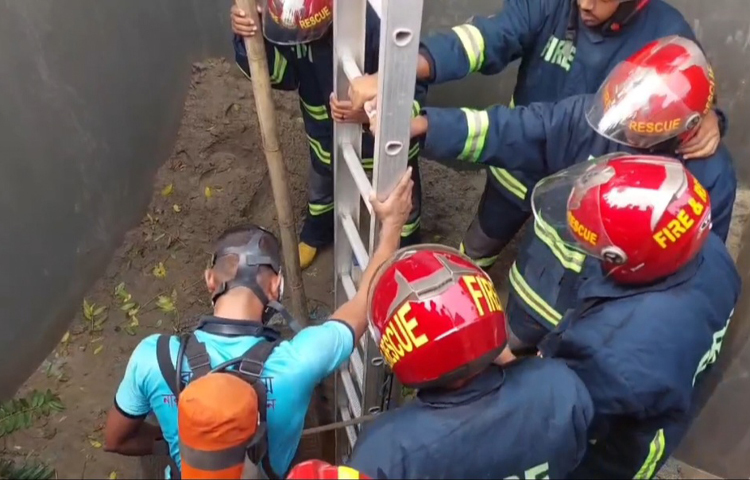 সাভারের হোমায়েতপুরে একটি নির্মাণাধীন সেপটিক ট্যাংকে নেমে দুই শ্রমিকের মৃত্যু হয়েছে। আজ সকালে হেমায়েতপুরের দক্ষিণ মেইটকা গ্রামের প্রবাসী লাল মিয়ার বাড়িতে এ ঘটনা ঘটে। ছবি: জাগো নিউজ