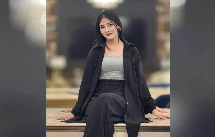 বোন মেহজাবীনের মতো বেশ ফ্যাশন সচেতন তরুণ এই অভিনেত্রী।