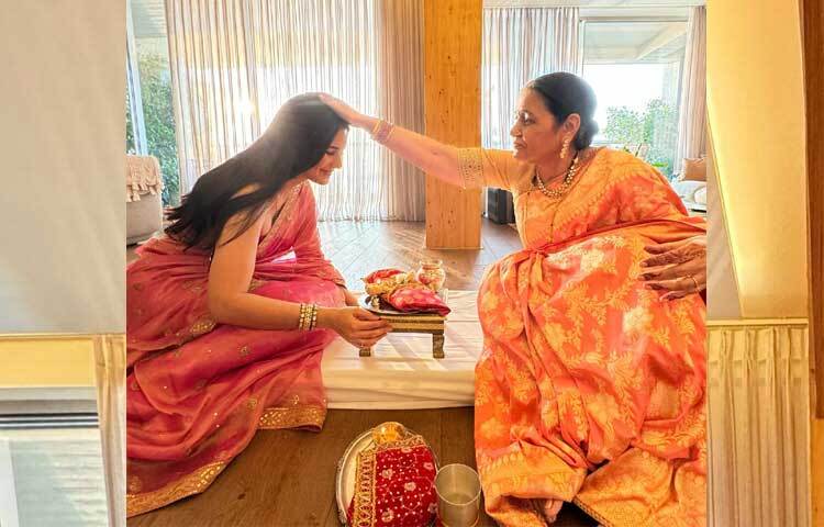 ভিকি কৌশলে মা আশীর্বাদ করছেন অভিনেত্রীকে।