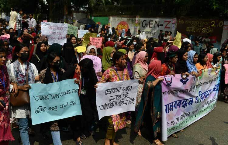 এসময় উপস্থিত শিক্ষার্থীরা ‘অধিভুক্তি নাকি মুক্তি, মুক্তি, মুক্তি’, ‘শিক্ষা নিয়ে বাণিজ্য, মানি না, মানবো না’, ‘আর নয় দাসত্ব, হতে চাই স্বতন্ত্র’, ‘ঢাবির জায়গায় ঢাবি থাক, সাত কলেজ মুক্তি পাক’, ‘নিপীড়ন নাকি অধিকার, অধিকার, অধিকার’, ‘প্রশাসনের প্রহসন, মানি না মানবো না’ ইত্যাদি স্লোগান দিতে থাকেন।