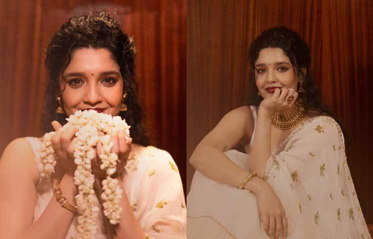 স্লিভলেস ব্লাউজের সঙ্গে সিল্কের শাড়িতে অপরূপ লাগছে অভিনেত্রীকে। শাড়ির সঙ্গে ম্যাচিং সোনার গহনা যেন তার সৌন্দর্যকে আরও বাড়িয়ে তুলেছে।