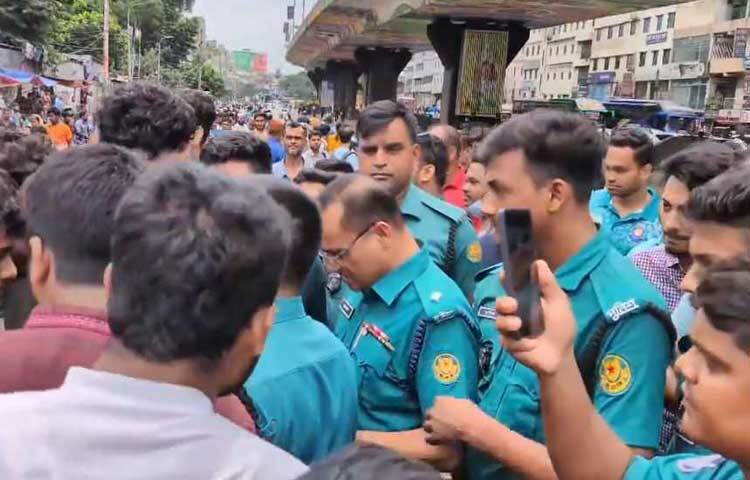 এদিকে গতকাল বুধবার সাত কলেজকে নিয়ে আলাদাভাবে স্বতন্ত্র পাবলিক বিশ্ববিদ্যালয় প্রতিষ্ঠার দাবিতে রাজধানীর সায়েন্সল্যাব মোড় অবরোধ করে আন্দোলনে নামেন ঢাকা বিশ্ববিদ্যালয় (ঢাবি) অধিভুক্ত সাত কলেজের শিক্ষার্থীরা।