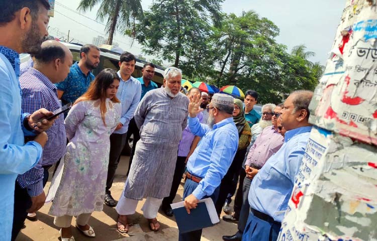 বিদ্যুৎ, জ্বালানি ও খনিজ সম্পদ উপদেষ্টা মুহাম্মদ ফাওজুল কবির খান আজ রাজধানীর মানিকনগরে সঞ্চালন লাইনে বিদ্যুৎস্পৃষ্ট দুর্ঘটনাস্থল পরিদর্শন করেন। ছবি: পিআইডি