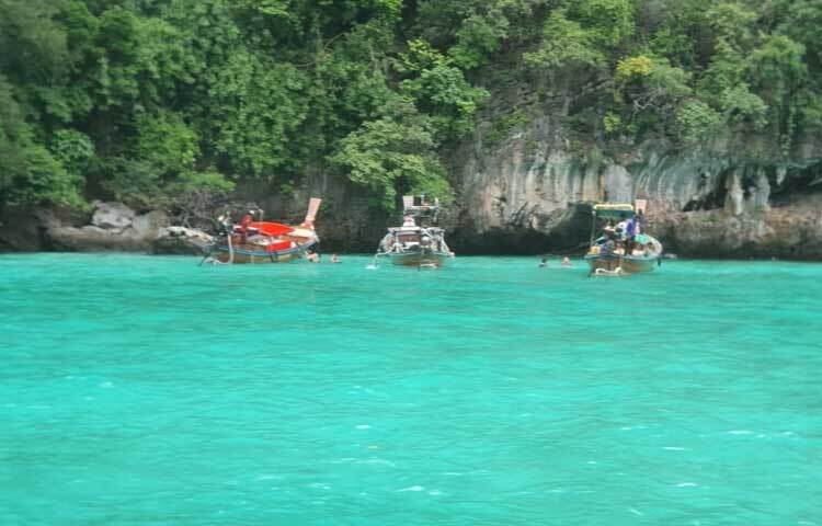 ফুকেটের প্রতিটি কোণে লুকিয়ে আছে একটি নতুন গল্প। ফুকেট শুধুমাত্র তার প্রাকৃতিক সৌন্দর্যের জন্যই নয়, বরং তার নানান বিনোদনমূলক কার্যকলাপের জন্যও বিখ্যাত।