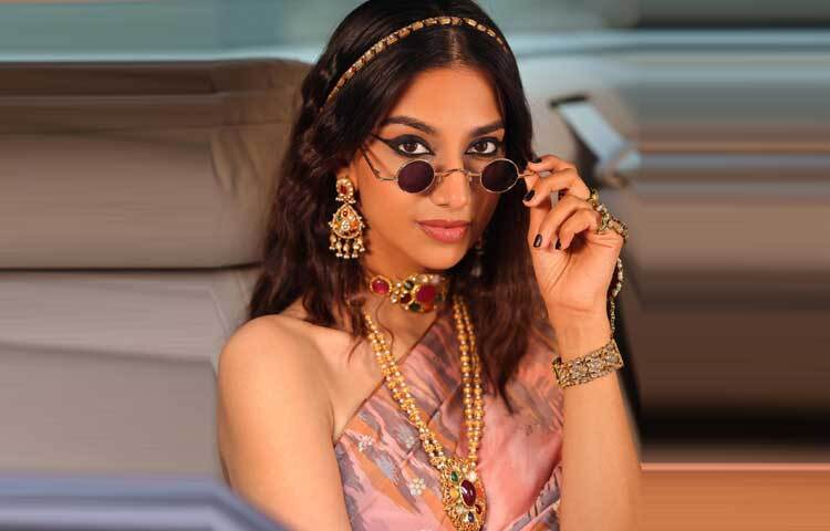 এবার তাকে দেখা যাবে ‘লাকি ভাস্কর’ সিনেমায়। ৩১ অক্টোবর মুক্তির অপেক্ষায় থাকা সিনেমায় সুপারস্টার দুলকার সালমানের সঙ্গে জুটি বেঁধেছেন লাস্যময়ী এ নায়িকা।