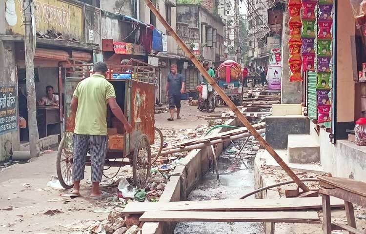 রাস্তার পাশে খোলা ড্রেন। যেকোনো সময় ঘটতে পারে বড় কোনো দুর্ঘটনা।