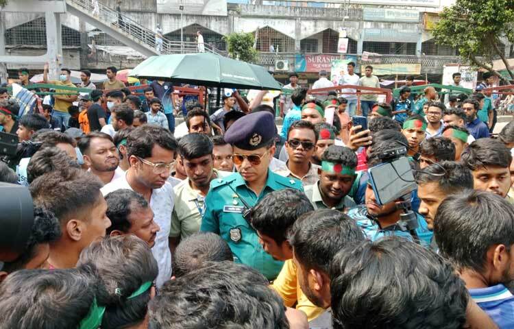 এর আগে গত ২২ সেপ্টেম্বর ঢাকা কলেজে আয়োজিত এক সংবাদ সম্মেলনে সাত কলেজের সমস্যার চিত্র তুলে ধরে শিক্ষার্থীরা। এরপর একই দাবি জানিয়ে ২৫ সেপ্টেম্বর শিক্ষা উপদেষ্টা ওয়াহিদউদ্দিন মাহমুদ, ২৯ সেপ্টেম্বর ঢাবি উপাচার্য অধ্যাপক ড. নিয়াজ আহমদ খান ও ইউজিসি চেয়ারম্যান অধ্যাপক ড. এস এম এ ফায়েজকে স্মারকলিপি দেন শিক্ষার্থীরা।