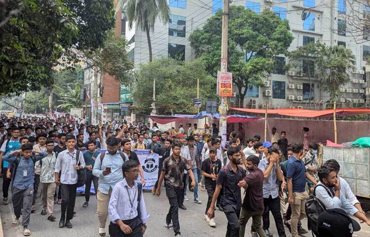 কলেজ বন্ধ রাখার সিদ্ধান্ত প্রত্যাখান করে দুপুর থেকে আন্দোলনে নামেন শিক্ষার্থীরা।