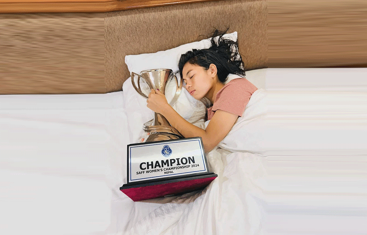 ট্রফিসহ ঘুমের এ ছবিটি শেয়ার করে মারিয়া মান্দা লিখেছেন, ‘শুভরাত্রি, আগামীকাল বাংলাদেশে দেখা হবে।’ সঙ্গে জুড়ে দিয়েছেন ট্রফি ও ভালোবাসার ইমুজি।