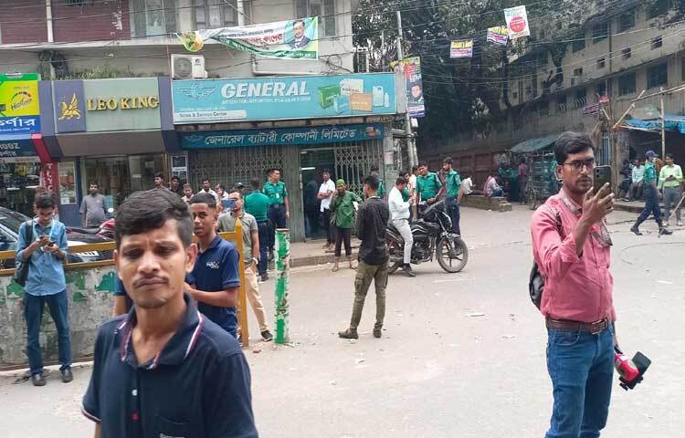 ডিএমপি বলছে, যেকোনো অপ্রীতিকর পরিস্থিতি মোকাবিলায় পুলিশ মোতায়েন করা হয়েছে।