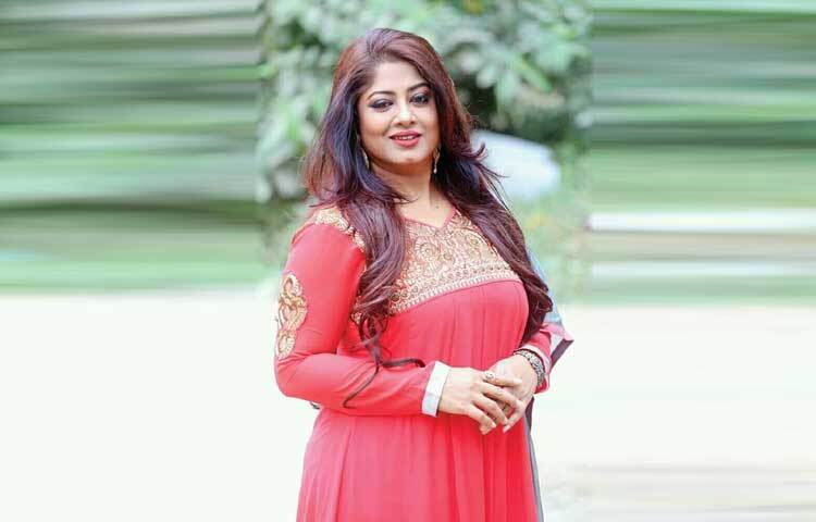 বর্তমানে আমেরিকায় বসবাস করছেন চিত্রনায়িকা মৌসুমী। এবারও অভিনেত্রী তার জন্মদিন উদযাপন করবেন যুক্তরাষ্ট্রের নিউ ইয়র্কে। গেল বছরের অক্টোবরে নিউ ইয়র্কে গিয়েছিলেন তিনি। এর মধ্যে মৌসুমীর আর দেশে ফেরা হয়নি।