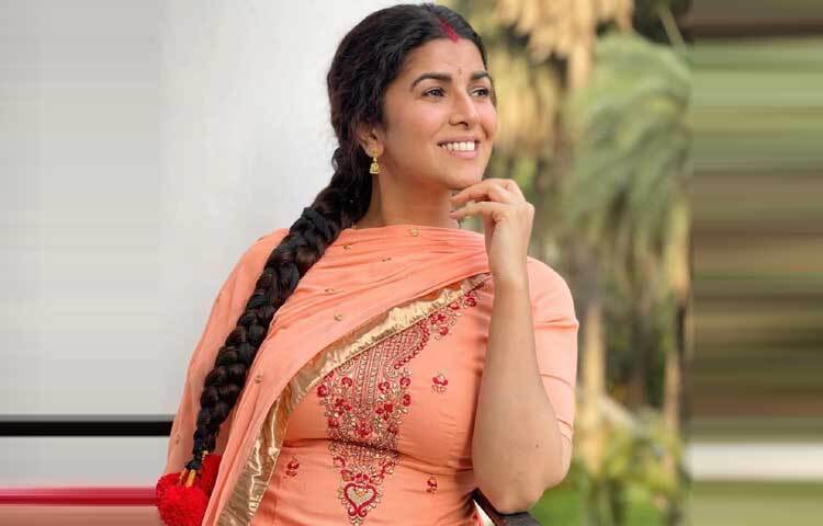 শুধু অভিনয়ই নয়, তার মিষ্টি হাসি আর সাধারণ লুক সবার মন কেড়েছে।