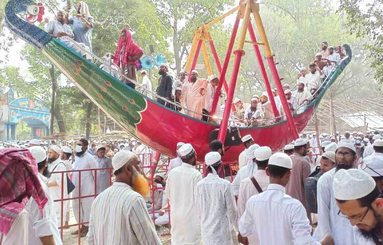 যে যেখানে জায়গা পাচ্ছে সেখানেই বসছে।