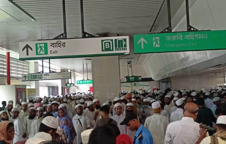 আজকের ভোগান্তি শুধু গণপরিবহনেই সীমাবদ্ধ না। ভিড় দেখা গেছে মেট্রোরেলেও।