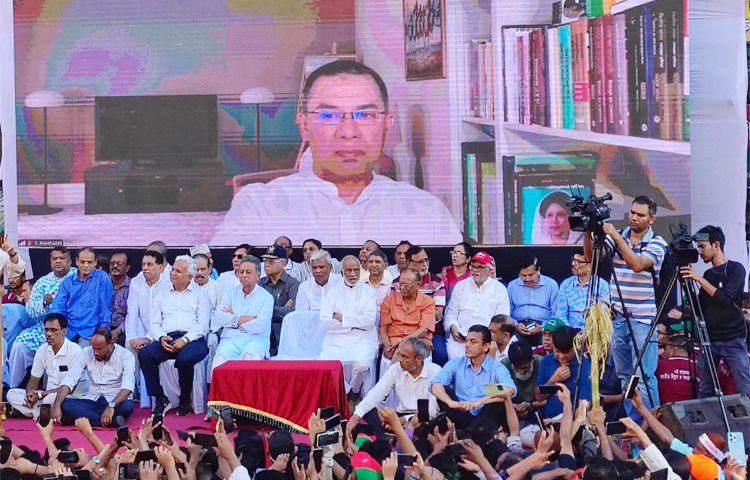 বাংলাদেশের জাতীয়তাবাদী শক্তি ঐক্যবদ্ধ থাকলে কোনো ষড়যন্ত্র কাজে আসবে না বলে মন্তব্য করেছেন বিএনপির ভারপ্রাপ্ত চেয়ারম্যান তারেক রহমান। আজ বিকেলে বিপ্লব ও সংহতি দিবস উপলক্ষে সংক্ষিপ্ত সমাবেশে প্রধান অতিথির বক্তব্যে তিনি এসব কথা বলেন। সমাবেশে ভার্চুয়ালি যুক্ত হন তিনি। ছবি: জাগো নিউজ