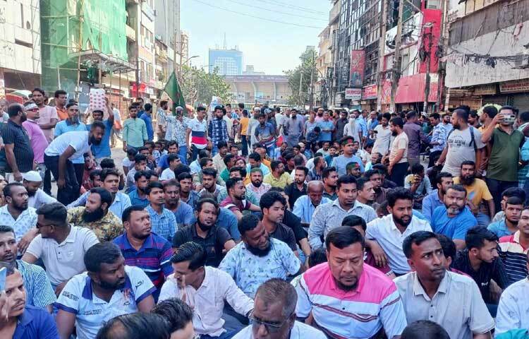 এদিকে অন্তর্বর্তী সরকারের পক্ষ থেকেও আওয়ামী লীগকে কর্মসূচি পালন করতে না দেওয়ার হুঁশিয়ারি দিয়েছে। তাই রাজধানীর আইনশৃঙ্খলা রক্ষায় বিশেষ প্রস্তুতি নিয়েছে ঢাকা মহানগর পুলিশ (ডিএমপি)। ছবি: বিপ্লব দীক্ষিত