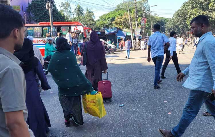 যান চলাচল স্থবির হওয়ায় সবচেয়ে বেশি বিপাকে পড়েছেন স্কুলগামী শিক্ষার্থী ও অফিসগামীরা। ছবি: রায়হান আহমেদ