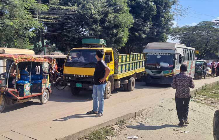 এতে মহাসড়কের উভয় পাশে প্রায় ১২ কিলোমিটার এলাকায় যানজট তৈরি হয়েছে। তৈরি হয়েছে জনদুর্ভোগ।