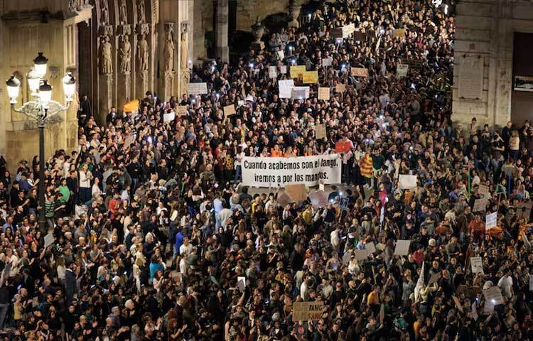 ভয়াবহ বন্যা মোকাবিলায় যথাযথ পদক্ষেপ নিতে ব্যর্থতার অভিযোগে স্পেনের ভ্যালেন্সিয়ায় বিক্ষোভ করেছে লক্ষাধিক মানুষ।
