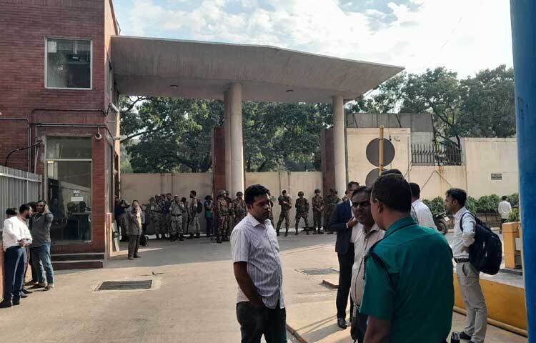 শিক্ষার্থীরা গেটের সামনে আসার পর আইনশৃঙ্খলা রক্ষাকারী বাহিনীর সদস্যরা সতর্ক অবস্থান নেন। বন্ধ গেটগুলোর সামনে সেনাবাহিনী, পুলিশ ও এপিবিএন সদস্যরা অবস্থান নিয়েছেন।