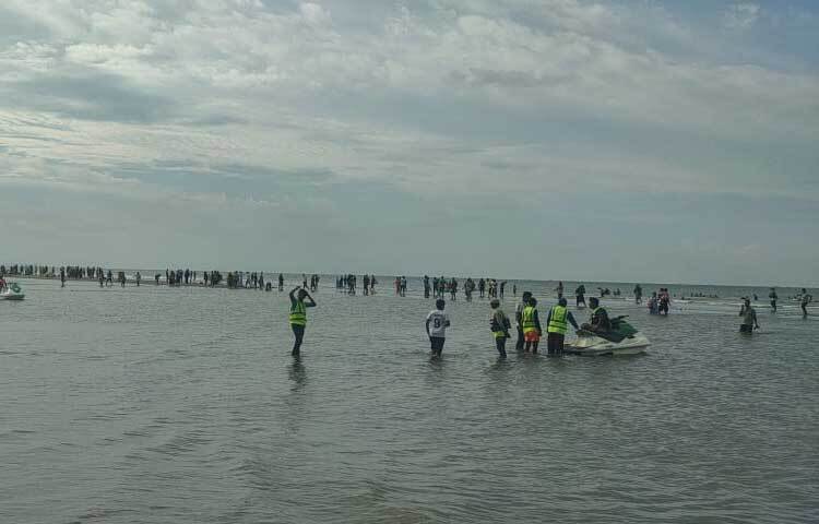 গ্রীষ্ম-বর্ষা-শরৎ মৌসুমে উত্তাল সাগর ক্ষণে ক্ষণে রূপ বদলায়। তবে এখন সাগর শান্ত। মন খুলে নিরাপদে ঢেউয়ের সঙ্গে খেলা করতে পারবেন পর্যটকরা।