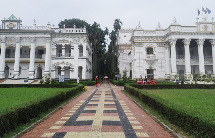 ভবনটির কয়েকটি কক্ষে ঢুঁ মেরে দেখতে পারেন। সামনে একটি বাগান আর পেছনে একটি টেনিস কোর্ট আছে। বর্তমানে এখানে শুটিং স্পট হিসেবেও ব্যবহৃত হয়। পুরো পরিবেশটাই যেন জীবন্ত শিল্পকর্মের মতো। ছবি: জান্নাতুল ফেরদৌস