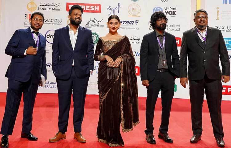 ‘প্রিয় মালতী’ সিনেমার পুরো টিমকে নিয়ে কায়রো আন্তর্জাতিক চলচ্চিত্র উৎসবে লাল গালিচায় ফটোশুট করেছেন তিনি। সামাজিক যোগাযোগমাধ্যমে শেয়ার করেছেন সেই ছবি।