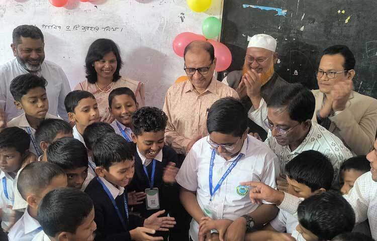 এ সময় তিনি শৈশবের স্মৃতিচারণ করে বলেন, একটা সময় পড়াশুনা করার জন্য দুর্গম এলাকা মধ্যনগর থেকে লঞ্চে শহরের ঐতিহ্যবাহী জুবলী স্কুলে আমি আসতাম। যখন লঞ্চ বন্ধ থাকত তখন নৌকা করে আসতাম। তাই আমার মনে হয় জুবলী স্কুলসহ দেশের সকল প্রাচীন বিদ্যালয়গুলোকে বিশ্বের দরবারে আমাদের তুলে ধরা উচিৎ।