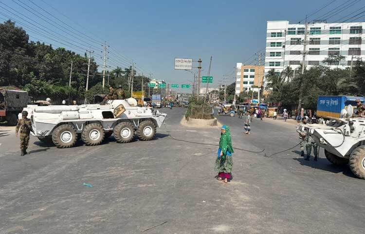 আজ সকাল থেকে অক্টোবর মাসের বেতনের দাবিতে চতুর্থ দিনের মতো সড়ক অবরোধ করে বিক্ষোভ করছেন বেক্সিমকো কারখানার শ্রমিকর। তাদের সঙ্গে ডরিন ফ্যাশন নামে অপর একটি কারখানার শ্রমিকরাও বন্ধ কারখানা খুলে দেওয়ার দাবিতে চন্দ্রা নবীনগর সড়ক অবরোধ করে বিক্ষোভ করছেন।