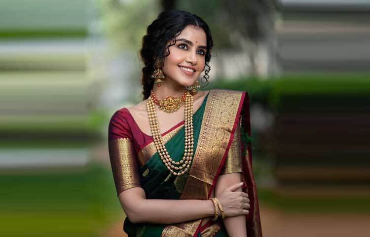 লাল-সবুজ শাড়ি আর সাদামাটা সাজে দারুণ লাগছে তাকে।