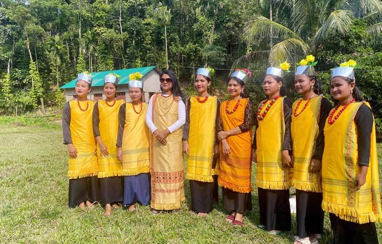 সব পুঞ্জিপ্রধানকে পাগড়ি পরিয়ে সম্মাননা জানানো হয় ও আমন্ত্রিত অতিথিদের উত্তরীয় পরিয়ে দেওয়া হয়।