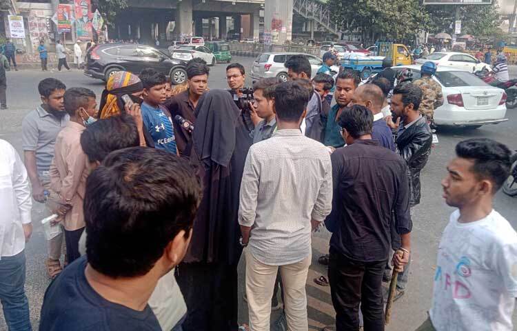 তবে পুলিশ ও শিক্ষার্থীরা তাদের বুঝিয়ে ফেরত পাঠিয়ে দিচ্ছে।