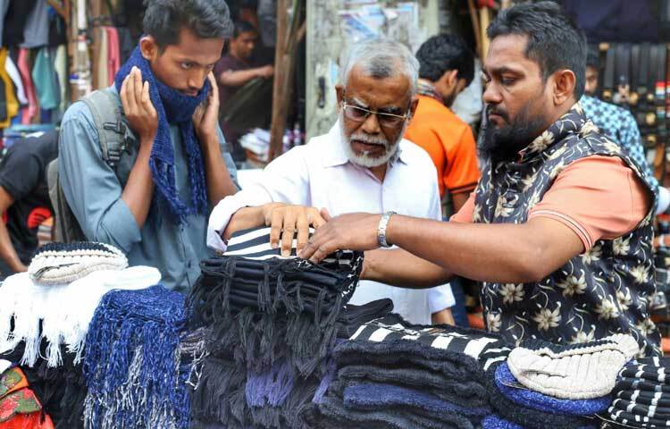 জানা গেছে, মার্কেটে ছেলেদের পোশাকের ক্ষেত্রে জ্যাকেট, ডেনিমের সোয়েটার, লম্বা হাতার মোটা গেঞ্জির চাহিদা বেশি।