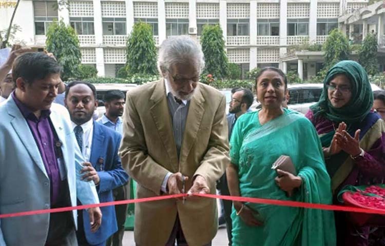 বেসামরিক বিমান পরিবহন ও পর্যটন উপদেষ্টা এ এফ হাসান আরিফ আজ সচিবালয়ের পর্যটন ক্যাফেটোরিয়াতে বাংলাদেশ পর্যটন কর্পোরেশন আয়োজিত ‌‘পিঠা উৎসব’ উদ্বোধন করেন। ছবি: পিআইডি