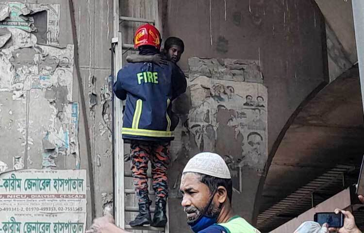 সিটি করপোরেশনের স্বামীবাগ সেকেন্ডারি ট্রান্সফার স্টেশনের (এসটিএস) বা ময়লা রাখার ঘরের কর্মী মো. সুমন বলেন, পাগল লোকটি ওপরে বসে চিৎকার ও কান্নাকাটি করছিল নামার জন্য। ৯৯৯-এ ফোন দিয়ে আমি ঠিকানা জানানোর পর উনারা (ফায়ার সার্ভিস) এসে উদ্ধার করেছেন।