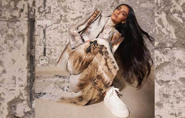 উদ্বোধন অনুষ্ঠানে নজরকাড়া সাদা-গোল্ডেনরঙা টার্টেল নেকের একটি টাই-ডাই প্রিন্টের গাউনে হাজির হয়েছিলেন অভিনেত্রী। এই গাউনের স্লিভ ছিল পাফি লং স্লিভ। এমনকি গাউনটি ছিল ফ্লোর টাচ ও ব্যাক টেইল। পোশাকটি মূলত ব্লোনি অ্যাটেলিয়ার ব্র্যান্ডের।