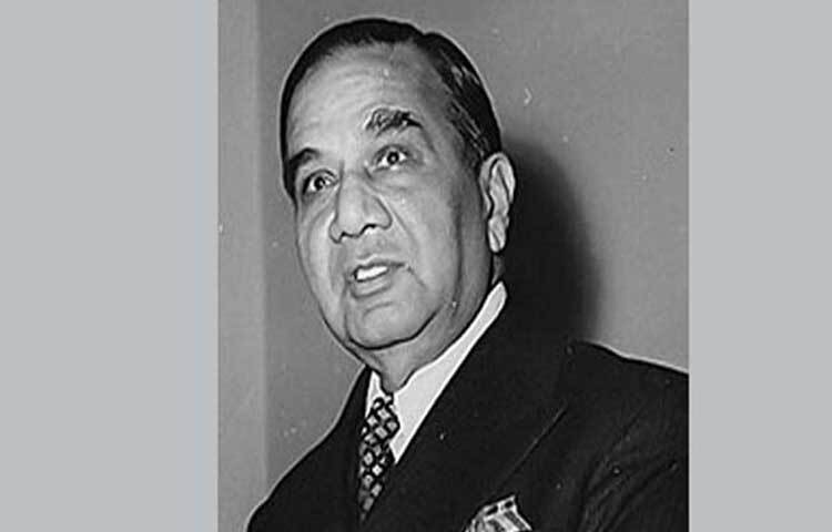 পরে তাকে ঢাকায় আনা হয় ও ৮ ডিসেম্বর রেসকোর্স ময়দানে (বর্তমানে সোহরাওয়ার্দী উদ্যানে) তার জানাজা অনুষ্ঠিত হয়। জানাজা শেষে তাকে ঢাকা হাইকোর্ট প্রাঙ্গণে শেরেবাংলা একে ফজলুল হকের কবরের পাশে সমাহিত করা হয়।