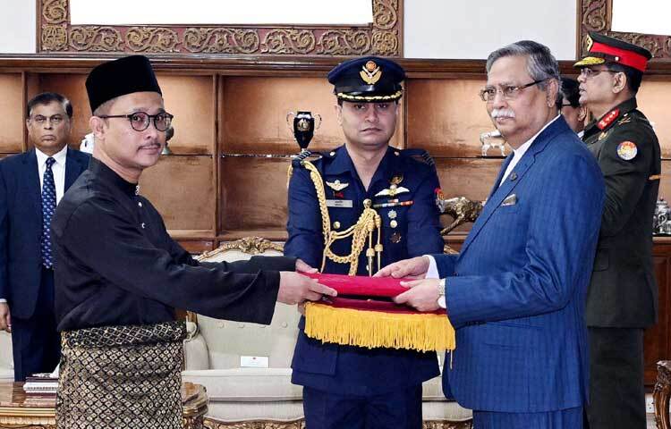 বঙ্গভবনে রাষ্ট্রপতি মো. সাহাবুদ্দিনের কাছে পরিচয় পত্র পেশ করেন বাংলাদেশে নবনিযুক্ত মালয়েশিয়ার হাইকমিশনার মো. শুহাদা অথমান। ছবি: পিআইডি