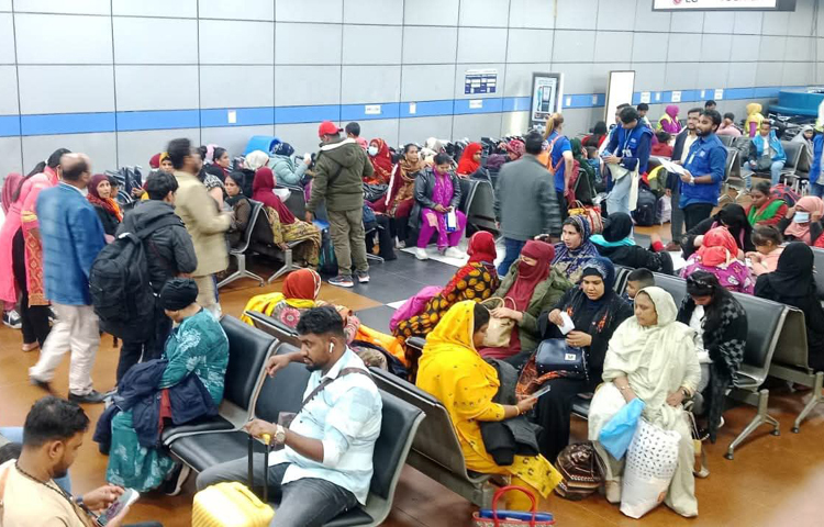 যুদ্ধবিধ্বস্ত লেবানন থেকে দেশে ফিরে এসেছেন আরও ১০৫ বাংলাদেশি। এসব বাংলাদেশি সেখানে আটকা পড়েছিলেন। পররাষ্ট্র এবং প্রবাসী কল্যাণ ও বৈদেশিক কর্মসংস্থান মন্ত্রণালয়, বৈরুতে বাংলাদেশ মিশন এবং আন্তর্জাতিক অভিবাসন সংস্থার (আইওএম) সহায়তায় বৃহস্পতিবার রাতে তারা দেশে ফিরে আসেন। ছবি: সংগৃহীত